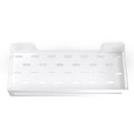 Biała metalowa półka łazienkowa NAOS z matowym wykończeniem, zamontowana na ścianie, z perforowanym dnem i wysokimi bokami; na półce ustawione butelki kosmetyków.