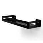 Czarna metalowa półka łazienkowa NAOS z matowym wykończeniem, zamontowana na ścianie, z perforowanym dnem i wysokimi bokami; na półce ustawione butelki kosmetyków.