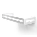 Biała metalowa półka łazienkowa NAOS z matowym wykończeniem, zamontowana na ścianie, z perforowanym dnem i wysokimi bokami; na półce ustawione butelki kosmetyków.