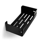 Czarna, metalowa półka łazienkowa VEGA z matowym wykończeniem, zamontowana na ścianie, z widocznymi kroplami wody. Na półce ustawione są eleganckie kosmetyki w ciemnych butelkach. Konstrukcja posiada perforowane dno dla odpływu wody oraz wysokie boki zabezpieczające przed zsuwaniem się przedmiotów.