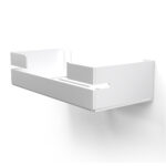 Biała, metalowa półka łazienkowa VEGA z matowym wykończeniem, zamontowana na ścianie, z widocznymi kroplami wody. Na półce ustawione są eleganckie kosmetyki w ciemnych butelkach. Konstrukcja posiada perforowane dno dla odpływu wody oraz wysokie boki zabezpieczające przed zsuwaniem się przedmiotów.