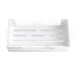 Biała, metalowa półka łazienkowa VEGA z matowym wykończeniem, zamontowana na ścianie, z widocznymi kroplami wody. Na półce ustawione są eleganckie kosmetyki w ciemnych butelkach. Konstrukcja posiada perforowane dno dla odpływu wody oraz wysokie boki zabezpieczające przed zsuwaniem się przedmiotów.