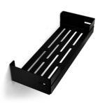 Czarna, metalowa półka łazienkowa VEGA z matowym wykończeniem, zamontowana na ścianie, z widocznymi kroplami wody. Na półce ustawione są eleganckie kosmetyki w ciemnych butelkach. Konstrukcja posiada perforowane dno dla odpływu wody oraz wysokie boki zabezpieczające przed zsuwaniem się przedmiotów.