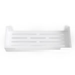 Biała, metalowa półka łazienkowa VEGA z matowym wykończeniem, zamontowana na ścianie, z widocznymi kroplami wody. Na półce ustawione są eleganckie kosmetyki w ciemnych butelkach. Konstrukcja posiada perforowane dno dla odpływu wody oraz wysokie boki zabezpieczające przed zsuwaniem się przedmiotów.