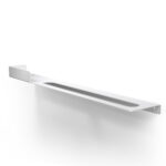 Nowoczesna biała półka łazienkowa Orion z wbudowanym uchwytem na ręcznik. Wykonana z metalu, o minimalistycznej, geometrycznej formie.