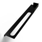 Nowoczesna czarna półka łazienkowa Orion z wbudowanym uchwytem na ręcznik. Wykonana z metalu, o minimalistycznej, geometrycznej formie.