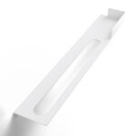 Nowoczesna biała półka łazienkowa Orion z wbudowanym uchwytem na ręcznik. Wykonana z metalu, o minimalistycznej, geometrycznej formie.