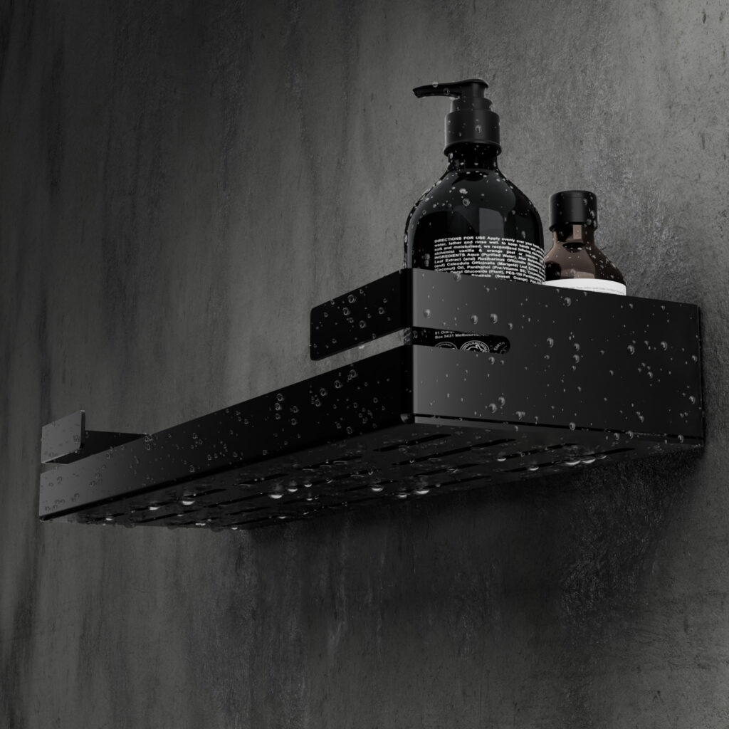 Czarna, metalowa półka łazienkowa VEGA z matowym wykończeniem, zamontowana na ścianie, z widocznymi kroplami wody. Na półce ustawione są eleganckie kosmetyki w ciemnych butelkach. Konstrukcja posiada perforowane dno dla odpływu wody oraz wysokie boki zabezpieczające przed zsuwaniem się przedmiotów.