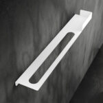 Nowoczesna biała półka łazienkowa Orion z wbudowanym uchwytem na ręcznik. Wykonana z metalu, o minimalistycznej, geometrycznej formie.