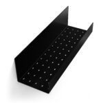 Czarna półka łazienkowa samoprzylepna z matowego metalu, pokryta kroplami wody. Na półce ustawione są dwie butelki kosmetyków – większa z pompką i mniejsza z zakrętką. Półka ma prostokątny kształt z pełnymi bokami i perforowanym spodem umożliwiającym odpływ wody.