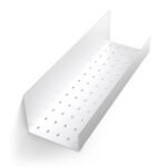 Czarna półka łazienkowa samoprzylepna z matowego metalu, pokryta kroplami wody. Na półce ustawione są dwie butelki kosmetyków – większa z pompką i mniejsza z zakrętką. Półka ma prostokątny kształt z pełnymi bokami i perforowanym spodem umożliwiającym odpływ wody.