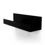 Czarna półka łazienkowa samoprzylepna z matowego metalu, pokryta kroplami wody. Na półce ustawione są dwie butelki kosmetyków – większa z pompką i mniejsza z zakrętką. Półka ma prostokątny kształt z pełnymi bokami i perforowanym spodem umożliwiającym odpływ wody.