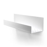 Czarna półka łazienkowa samoprzylepna z matowego metalu, pokryta kroplami wody. Na półce ustawione są dwie butelki kosmetyków – większa z pompką i mniejsza z zakrętką. Półka ma prostokątny kształt z pełnymi bokami i perforowanym spodem umożliwiającym odpływ wody.