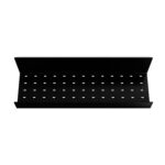 Czarna półka łazienkowa samoprzylepna z matowego metalu, pokryta kroplami wody. Na półce ustawione są dwie butelki kosmetyków – większa z pompką i mniejsza z zakrętką. Półka ma prostokątny kształt z pełnymi bokami i perforowanym spodem umożliwiającym odpływ wody.