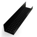 Czarna półka łazienkowa samoprzylepna z matowego metalu, pokryta kroplami wody. Na półce ustawione są dwie butelki kosmetyków – większa z pompką i mniejsza z zakrętką. Półka ma prostokątny kształt z pełnymi bokami i perforowanym spodem umożliwiającym odpływ wody.