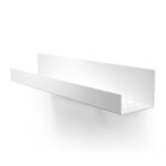 Czarna półka łazienkowa samoprzylepna z matowego metalu, pokryta kroplami wody. Na półce ustawione są dwie butelki kosmetyków – większa z pompką i mniejsza z zakrętką. Półka ma prostokątny kształt z pełnymi bokami i perforowanym spodem umożliwiającym odpływ wody.